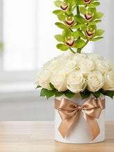 Corazón Verde con Rosas Blancas